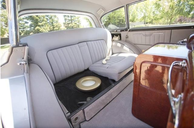 Cận cảnh "nhà vệ sinh" trên xe.
