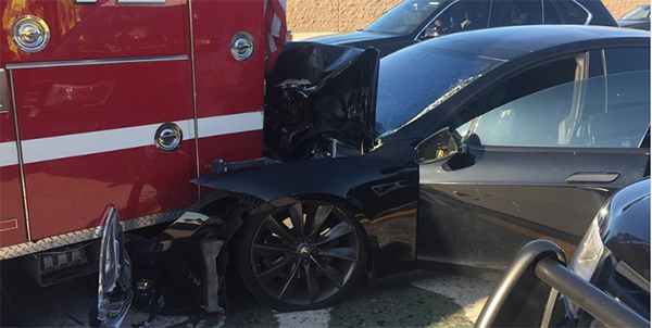 Hiện trường vụ xe Tesla tông vào xe cứu hỏa