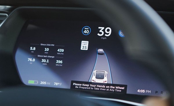 Hệ thống Autopilot yêu cầu người lái luôn đặt tay trên vô-lăng.
