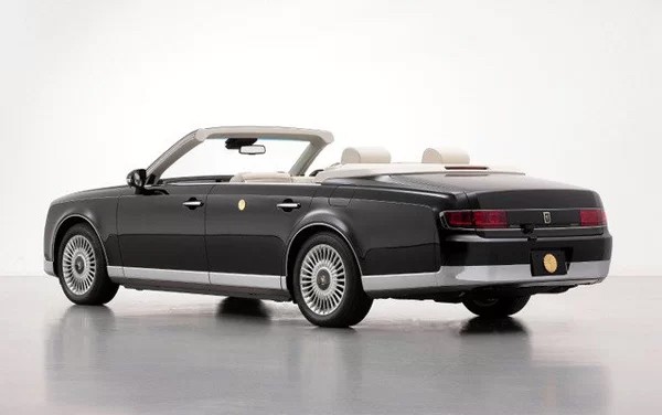 Phiên bản mới khác mẫu sedan ở mui mềm và phần đuôi tinh chỉnh. Ảnh: Toyota