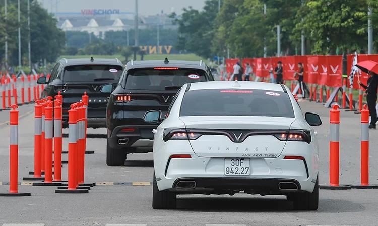 Lux A2.0 và Lux SA2.0 trong một chương trình lái thử ở Long Biên, Hà Nội hôm 26/9. Ảnh: Lương Dũng