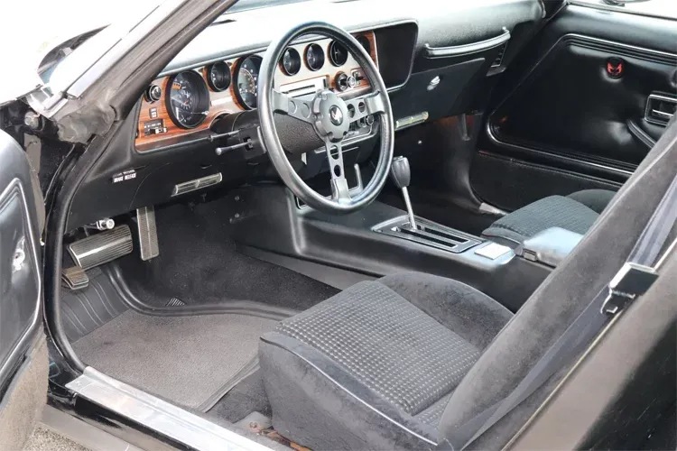 Một chiếc xe nhiều năm tuổi có thể vẫn chạy tốt nhờ động cơ bền bỉ, nhưng nội thất có thể đã rất cũ, vật liệu bề mặt hoen ố, và hệ thống điện tử lỗi thời. Ảnh:Motorious