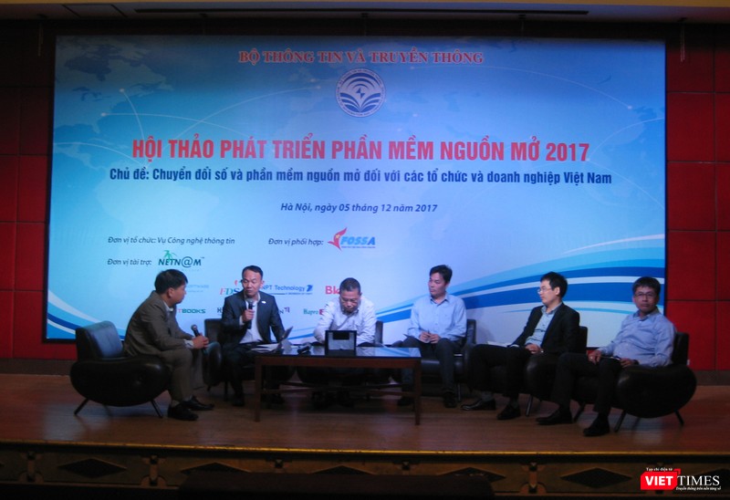 Các thành viên lãnh đạo VFOSSA trong phần giao lưu tại một hội thảo về phần mềm nguồn mở được Bộ Thông tin và Truyền thông tổ chức cuối năm 2017 Các thành viên lãnh đạo VFOSSA trong phần giao lưu tại một hội thảo về phần mềm nguồn mở được Bộ Thông tin và Truyền thông tổ chức cuối năm 2017