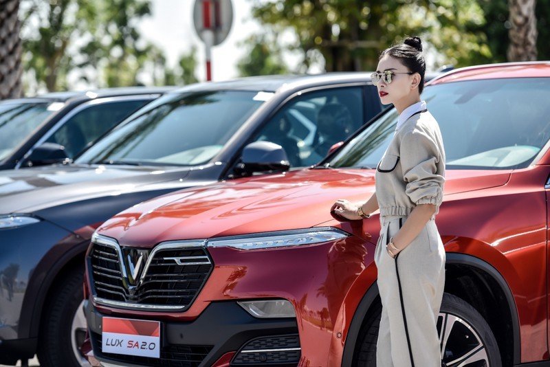 Ngô Thanh Vân khoe dáng bên dàn xe VinFast sang trọng và đẳng cấp