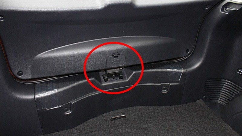 Nắp đậy cửa thoát hiểm. Ảnh BD