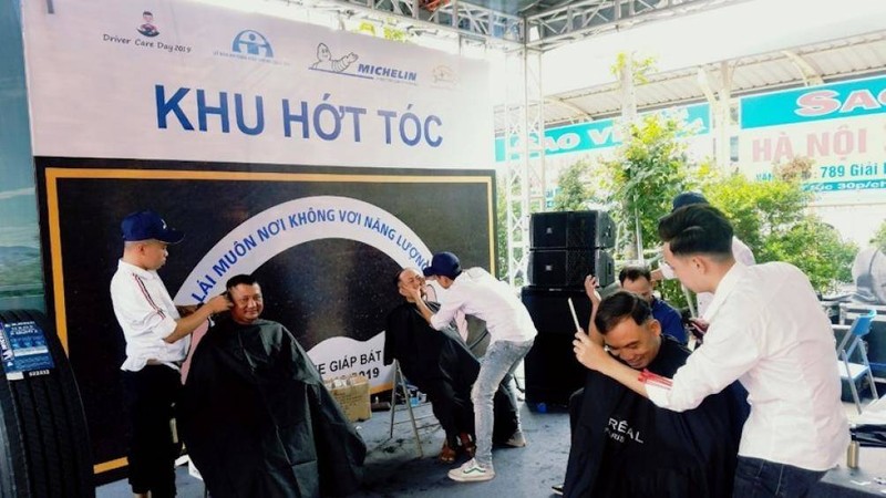 Hớt tóc miễn phí cho bác tài tại Ngày hội chăm sóc bác tài