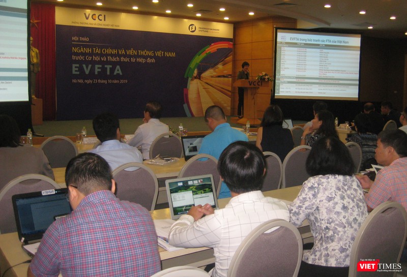 Bà Nguyễn Thị Thu Trang - Giám đốc Trung tâm WTO và hội nhập của VCCI giới thiệu về cơ hội và thách thức của các ngành tài chính và viễn thông với hiệp định EVFTA