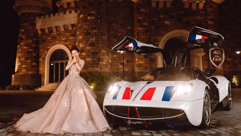 Vợ của Minh Nhựa chụp ảnh riêng với siêu xe Pagani Huayra