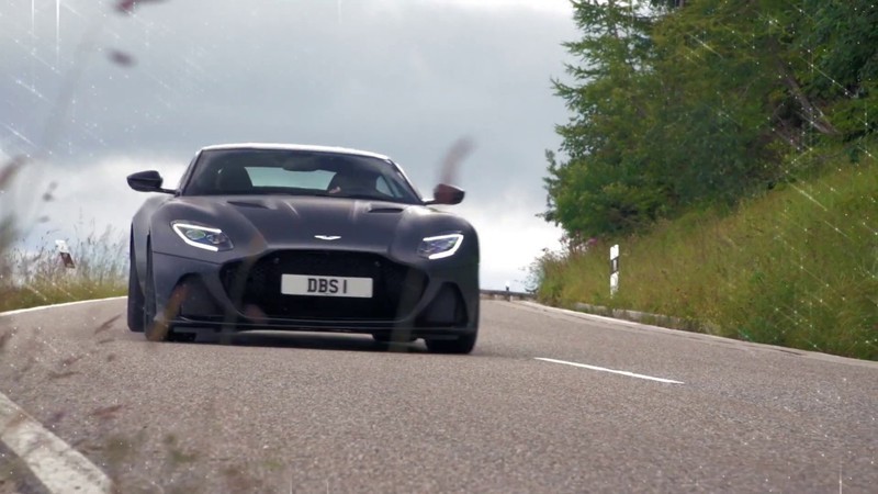 Chiếc DBS Superleggera đặc biệt này sở hữu màu sơn ngoại thất xanh đậm, có phần ngả đen và được hoàn thiện bóng Chiếc DBS Superleggera đặc biệt này sở hữu màu sơn ngoại thất xanh đậm, có phần ngả đen và được hoàn thiện bóng