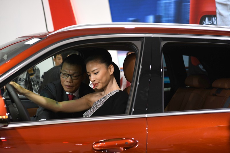 "Đả nữ" Ngô Thanh Vân khám phá mẫu VinFast Lux SA2.0 sau khi nhận bàn giao "Đả nữ" Ngô Thanh Vân khám phá mẫu VinFast Lux SA2.0 sau khi nhận bàn giao