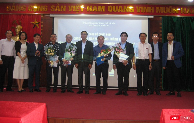 Các thành viên Ban vận động thành lập Hiệp hội Đổi mới Sáng tạo và Hỗ trợ Khởi nghiệp Thành phố Hà Nội chụp ảnh lưu niệm cùng ông Trần Ngọc Nam - Phó Giám đốc Sở Kế hoạch và Đầu tư Hà Nội cùng một số khách mời của hội thảo