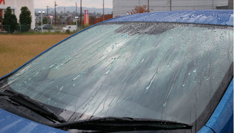 Khi phủ nano, nước sẽ khó đọng hay bám lâu trên kính lái. Ảnh BD Khi phủ nano, nước sẽ khó đọng hay bám lâu trên kính lái. Ảnh BD