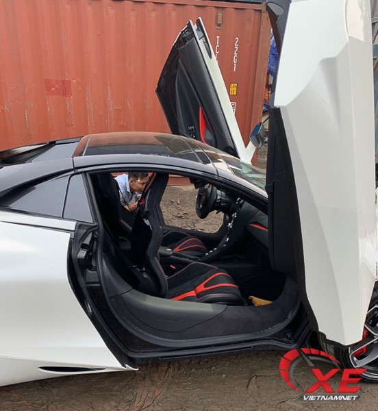 McLaren 720S Spider 2019 trang bị động cơ xăng V8 tăng áp kép 4.0 lít, công suất 710 mã lực và mô-men xoắn 769 Nm. Hộp số tự động tuần tự 7 cấp với 3 chế độ lái cho phép xe tăng tốc từ 0-100 km/h trong thời gian 2,8 giây và 0-200 km/h trong 7,9 giây trước. Khi đóng mui, xe đạt vận tốc tối đa đạt 341 km/h. Khi mở mui, siêu xe này đạt vận tốc tối đa 325 km/h