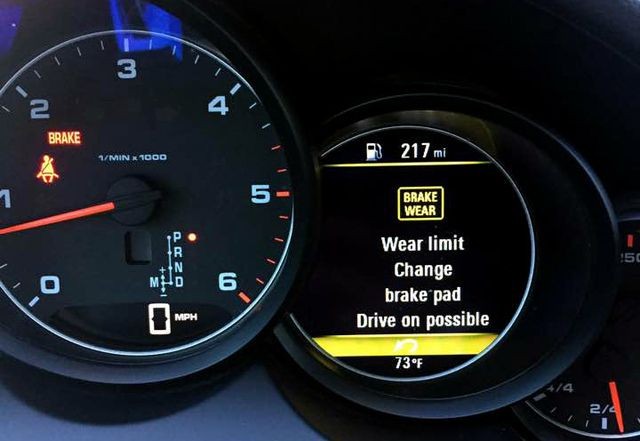 Hệ thống đèn cảnh báo má phanh mòn trên một chiếc Porsche Cayenne Hệ thống đèn cảnh báo má phanh mòn trên một chiếc Porsche Cayenne