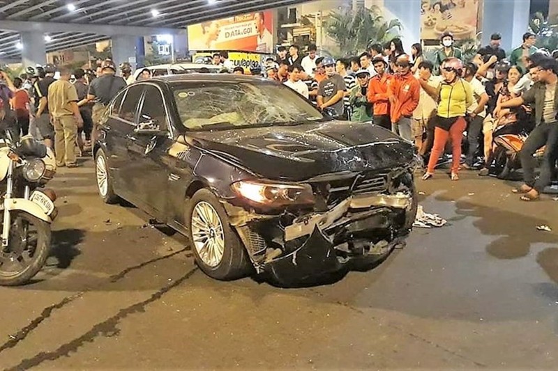 Hiện trường vụ tai nạn khiến nhiều người thương vong tại ngã tư Hàng Xanh. Ảnh T.S.
