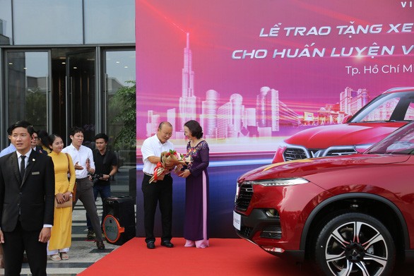 Ông Park nhận chìa khóa xe từ bà Hoàng Bạch Dương - giám đốc Tập đoàn Vingroup tại TP.HCM. Ảnh: H.Đ Ông Park nhận chìa khóa xe từ bà Hoàng Bạch Dương - giám đốc Tập đoàn Vingroup tại TP.HCM. Ảnh: H.Đ