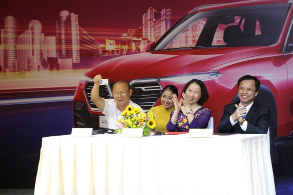 Ông Park "khoe" tấm bằng lái xe của mình - Ảnh: H.Đ Ông Park "khoe" tấm bằng lái xe của mình - Ảnh: H.Đ