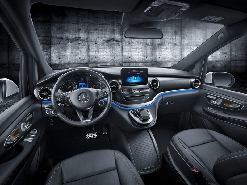 Nội thất V 250 AMG cũng được ốp trang trí vân carbon đẹp mắt Nội thất V 250 AMG cũng được ốp trang trí vân carbon đẹp mắt