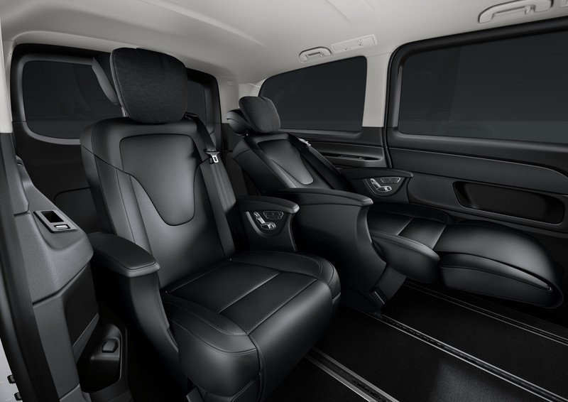 Hàng ghế giữa của V 250 AMG với 2 ghế thương gia cỡ lớn điều chỉnh điện với bộ nhớ ghế riêng biệt Hàng ghế giữa của V 250 AMG với 2 ghế thương gia cỡ lớn điều chỉnh điện với bộ nhớ ghế riêng biệt