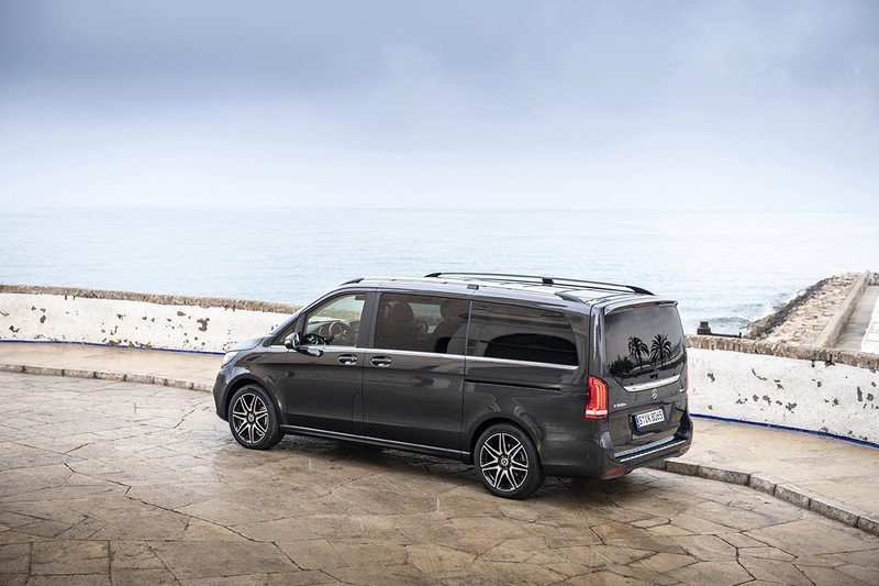 V 250 Luxury được phân phối chính hãng với mức giá 2,579 tỷ đồng V 250 Luxury được phân phối chính hãng với mức giá 2,579 tỷ đồng