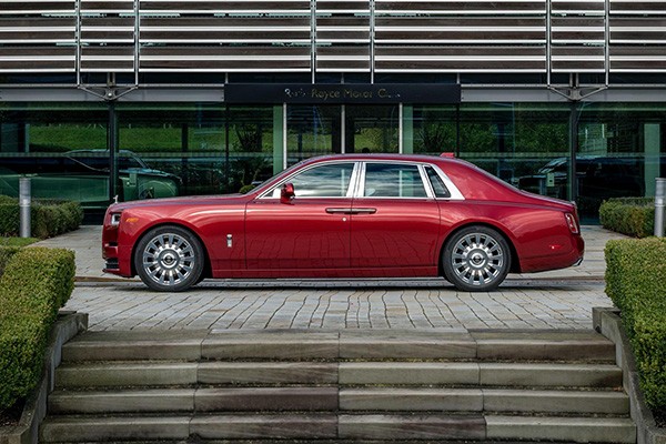 Rolls-Royce phiên bản Bespoke Red Phantom sẽ được đấu giá cho mục đích từ thiện