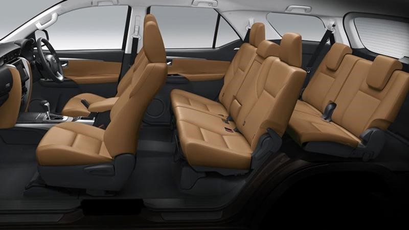 Bạn không nên ngồi ở vị trí sau lưng ghế phụ vì đây là chỗ ngồi “danh dự” dành cho người có địa vị nhất trên xe. Ảnh ST Bạn không nên ngồi ở vị trí sau lưng ghế phụ vì đây là chỗ ngồi “danh dự” dành cho người có địa vị nhất trên xe. Ảnh ST