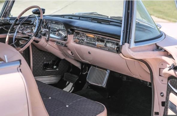 Bên trong khoang lái của xe