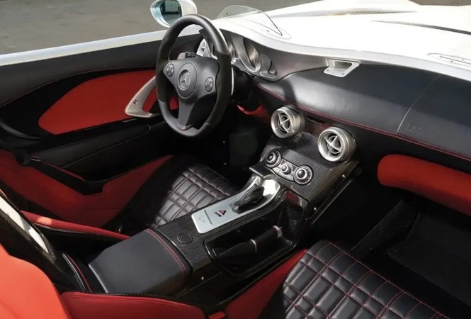 Không gian nội thất khá đơn giản của Mercedes-Benz SLR McLaren Stirling Moss Không gian nội thất khá đơn giản của Mercedes-Benz SLR McLaren Stirling Moss