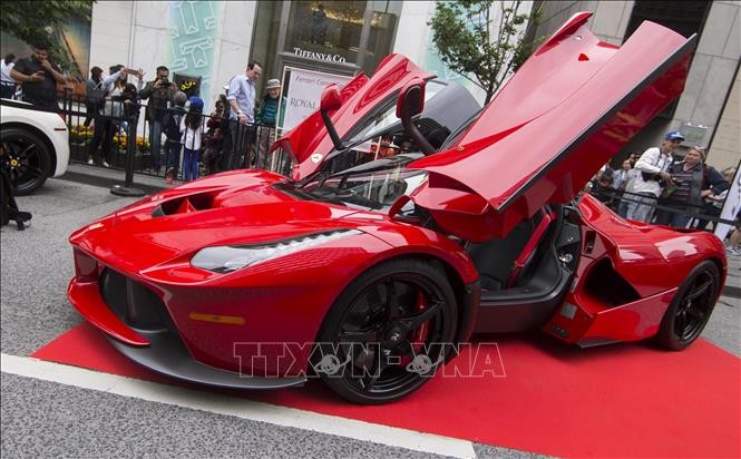 Một xe Ferrari F150 được trưng bày tại triển lãm xe Yorkville 2019 ở Toronto, Canada. Ảnh: THX/TTXVN
