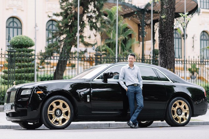 Doanh nhân Phạm Hữu Tuấn đang sở hữu một chiếc Rolls Royce trong bộ sưu tập của mình. (Ảnh: FBNV) Doanh nhân Phạm Hữu Tuấn đang sở hữu một chiếc Rolls Royce trong bộ sưu tập của mình. (Ảnh: FBNV)
