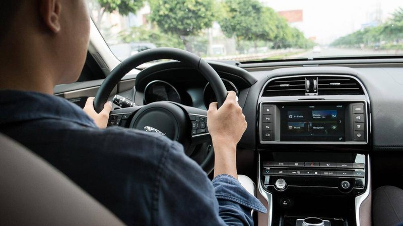 Giữ thẳng vô lăng là kỹ thăng quan trọng khi lốp xe bị nổ