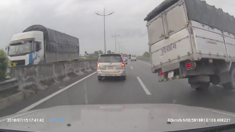 Hình ảnh một chiếc xe bị nổ lốp khi đang chạy trên cao tốc, được camera an ninh của chiếc xe phía sau ghi lại
