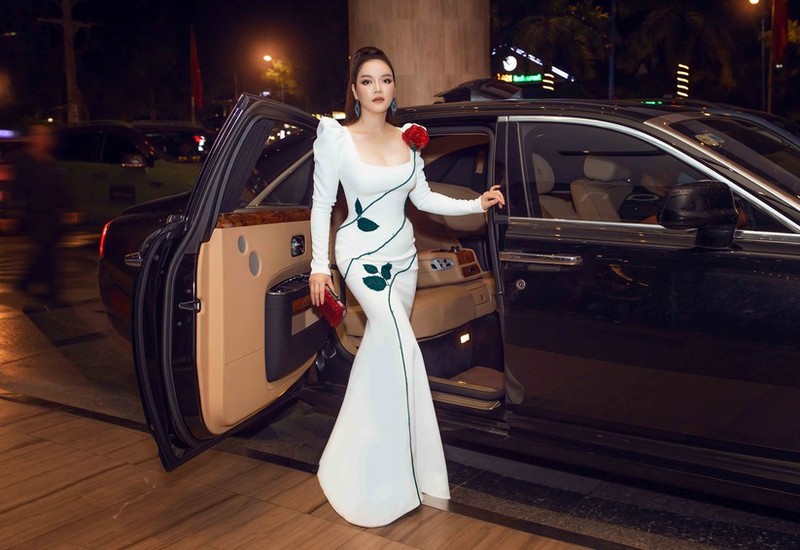 Diễn viên Lý Nhã Kỳ bên siêu xe Rolls Royce đắt tiền vì thiết kế