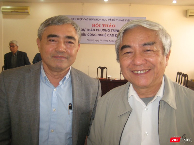 TS Nguyễn Minh Hồng - Chủ tịch Hội Truyền thông số Việt Nam và TS Nguyễn Quân - Chủ tịch Hội Tự động hóa Việt Nam chụp ảnh lưu niệm sau hội thảo