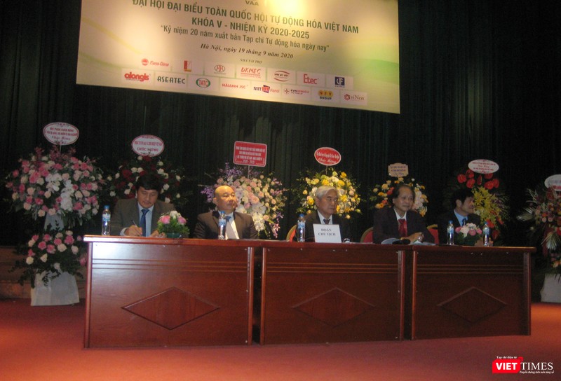 Đoàn Chủ tịch Đại hội do TS Nguyễn Quân (giữa) điều hành