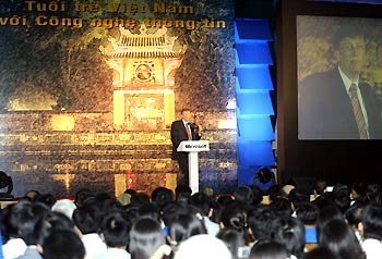 Nhà tỷ phú công nghệ thành đạt Bill Gates nói chuyện tại ĐH Bách khoa Hà Nội trong chuyến thăm Việt Nam năm 2006. Ảnh: VnExpress.