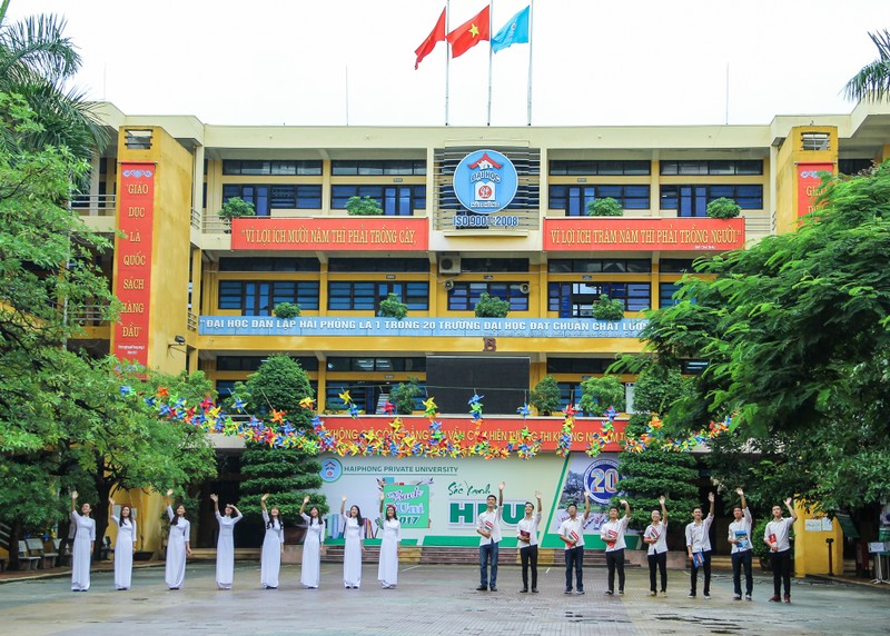 Những cử nhân tương lai trong khuôn viên Trường Đại học Quản lý và Công nghệ Hải Phòng