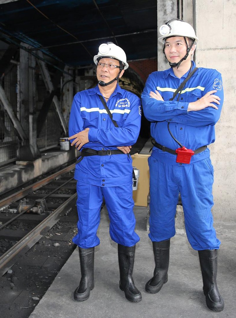 Kỷ niệm với nhà báo Lại Văn Sâm (bên trái) trong một chương trình truyền hình thực tế về công nhân ngành than Kỷ niệm với nhà báo Lại Văn Sâm (bên trái) trong một chương trình truyền hình thực tế về công nhân ngành than