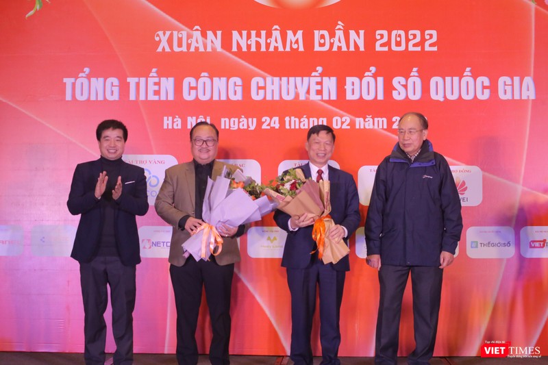 PGS TS Trần Quý Tường (thứ 2 bên phải) được Ban tổ chức chương trình Gặp gỡ Xuân Nhâm Dân 2022 tặng hoa với tư cách đại diện cho tổ chức thứ 17 tham gia Liên minh các hội và hiệp hội CNTT cùng tân Chủ tịch Hiệp hội Thương mại Điện tử Việt Nam Nguyễn Ngọc Dũng.