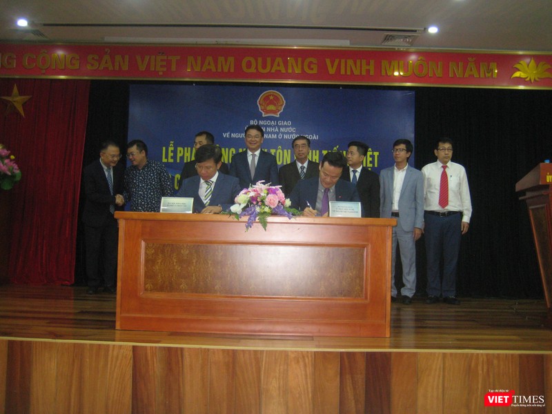 Ông Mai Phan Dũng – Phó Chủ nhiệm Uỷ ban về người Việt Nam ở nước ngoài (bên phải) và PGS TS Hoàng Anh Tuấn - Hiệu trưởng Trường Đại học Khoa học Xã hội và Nhân văn - Đại học Quốc gia Hà Nội ký kết hợp tác