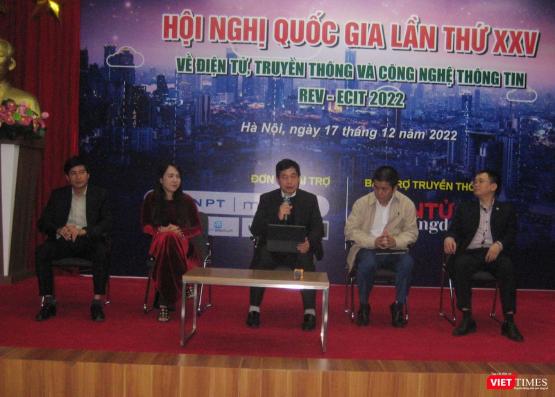 TS. Nguyễn Thành Phúc - Viện trưởng Viện Chiến lược Thông tin và Truyền thông (giữa) - chủ trì phần giao lưu, đối thoại với các diễn giả