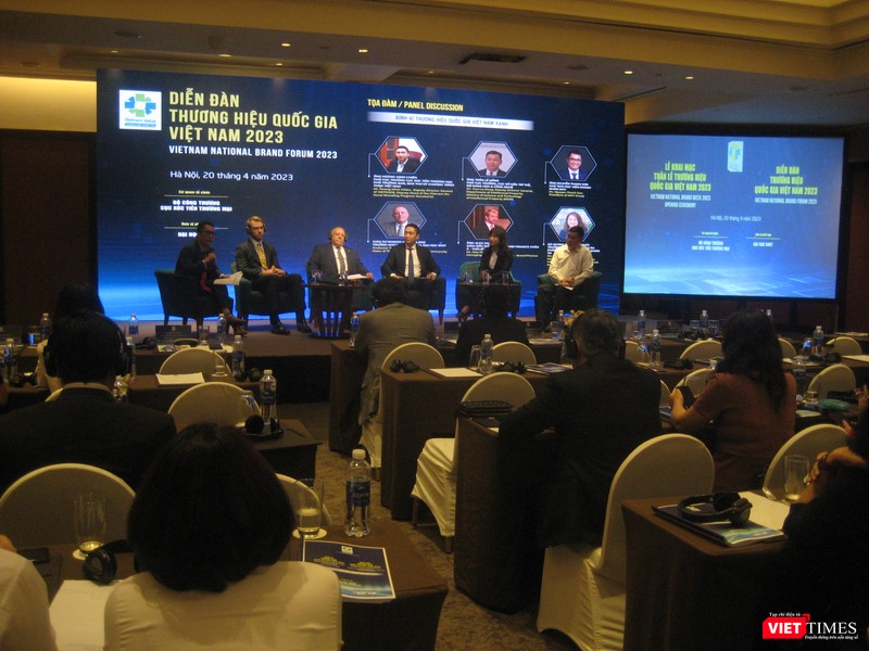 Các diễn giả trong phần giao lưu của Diễn đàn Thương hiệu quốc gia Việt Nam 2023