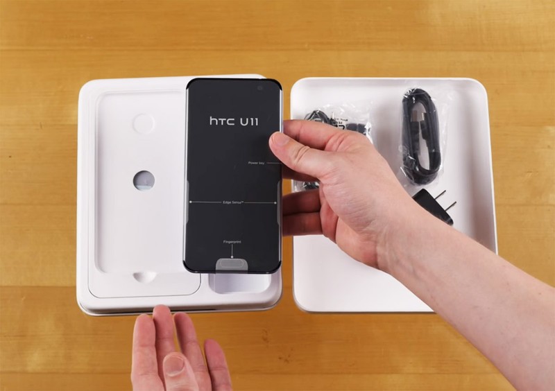 Mở hộp siêu phẩm HTC U 11 ảnh 6