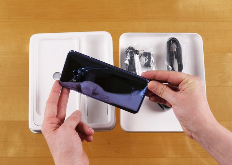 Mở hộp siêu phẩm HTC U 11 ảnh 7