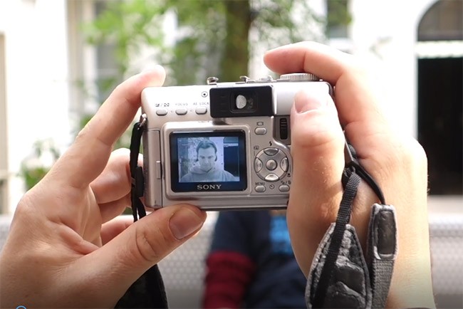 Đánh lừa nhận diện mống mắt Galaxy S8 bằng máy ảnh và kính áp tròng ảnh 1