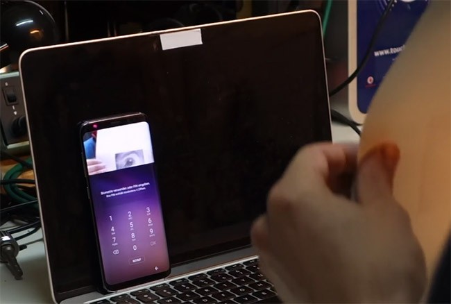 Đánh lừa nhận diện mống mắt Galaxy S8 bằng máy ảnh và kính áp tròng ảnh 4