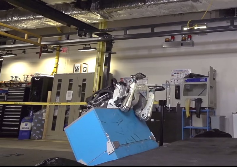 Kinh ngạc với cú nhảy “thần sầu” santo lộn ngược của robot ảnh 1