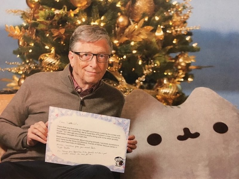 Bill Gates làm ông già Noel giấu mặt tặng rất nhiều quà cho một phụ nữ ảnh 2