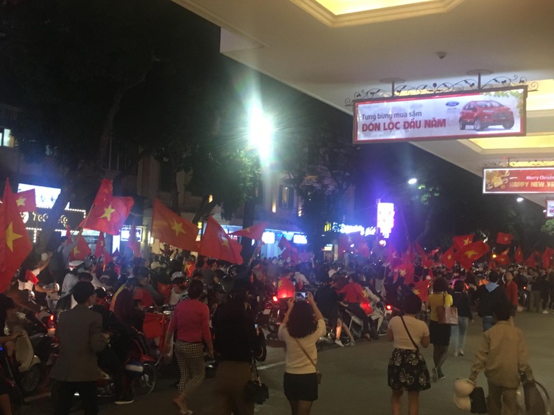 Người dân cả nước đang đổ ra đường mừng chiến thắng của U23 Việt Nam ảnh 12