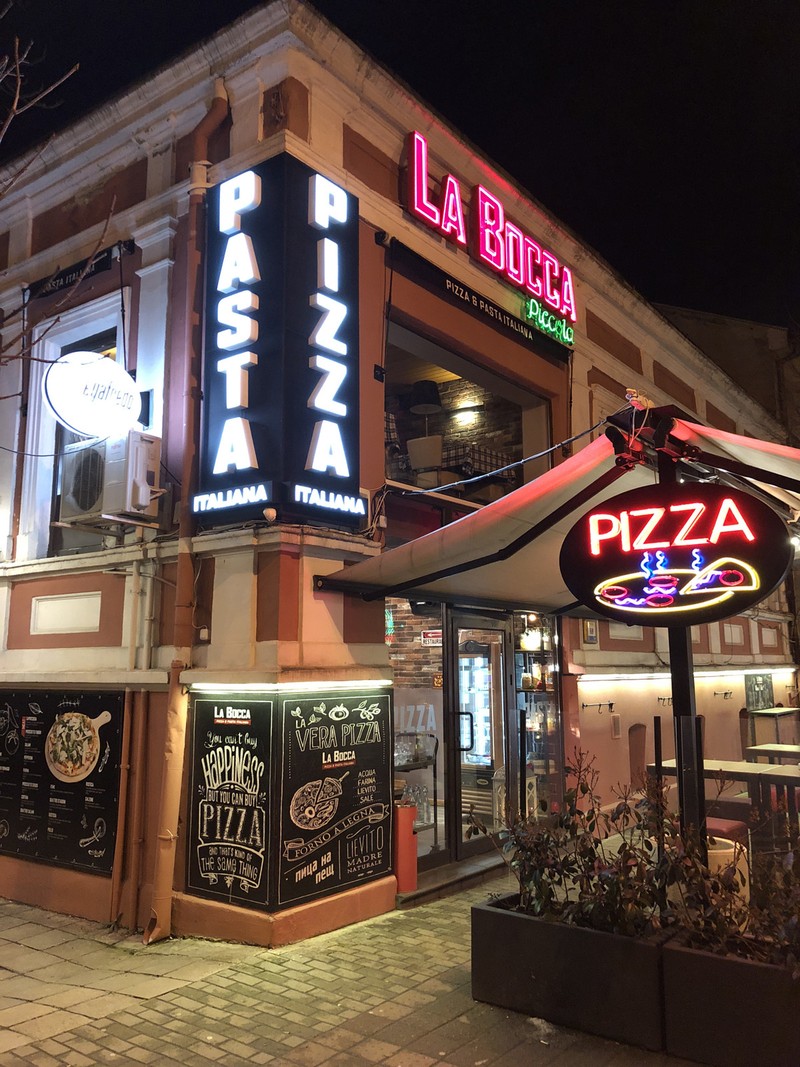 Chụp đêm với iPhone X, S9+, Pixel 2 XL và Note 8: Bạn thấy smartphone nào chụp đẹp hơn? ảnh 13